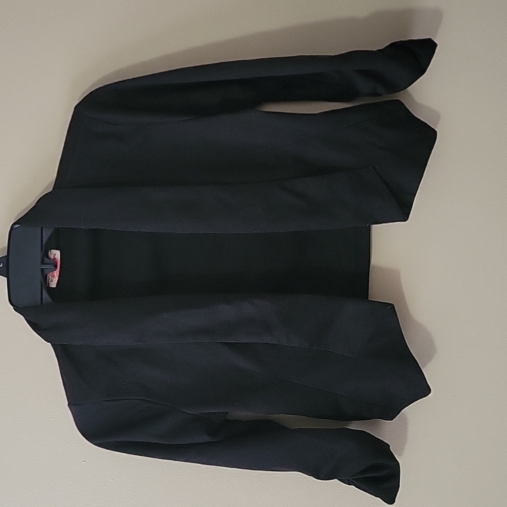 A small cropped black blazer with 3/4 sleeve